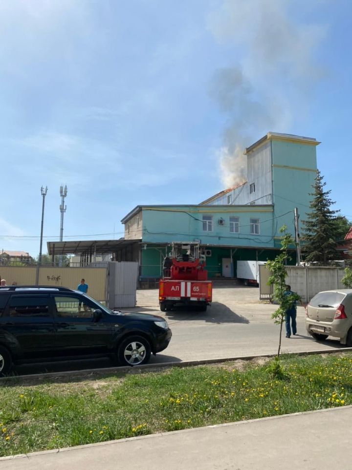 В Альметьевске загорелось бывшее здание хлебзавода