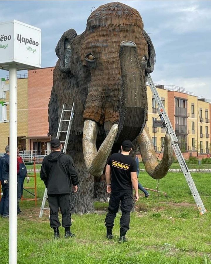 Под Казанью установили огромную фигуру мамонта