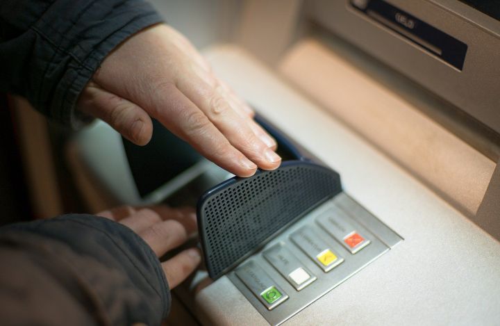 Российские банки разрешат снимать деньги с чужих карт по QR-коду