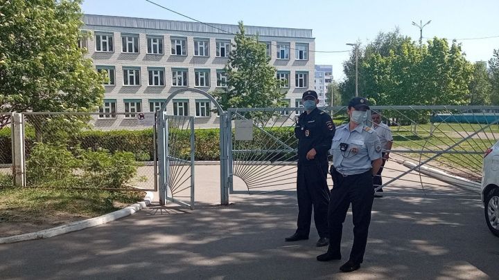 До конца учебного года в школах Казани будет усилена охрана