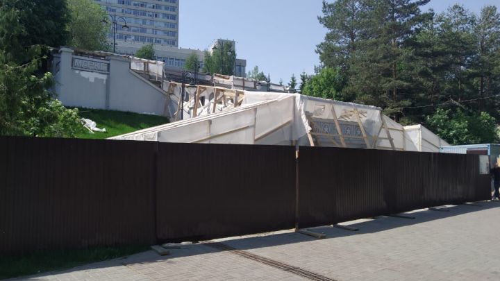 В центре Казани загорелась лестница у здания КФУ
