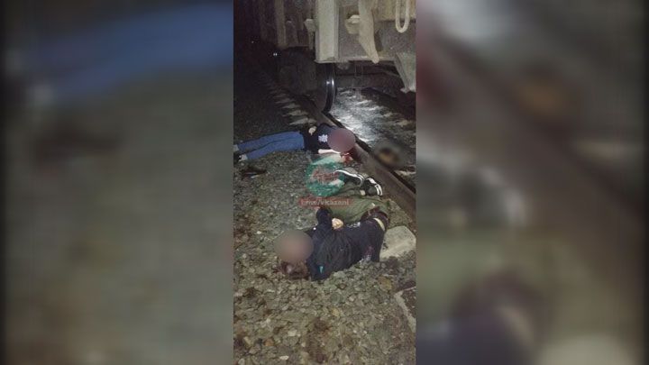 В Татарстане поезд сбил насмерть мужчину и ребенка