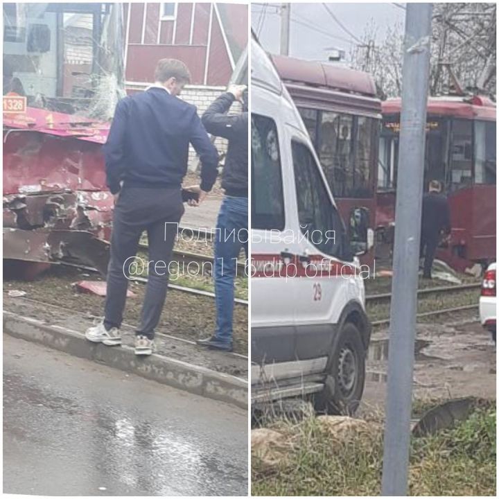 Два трамвая столкнулись на остановке в Казани