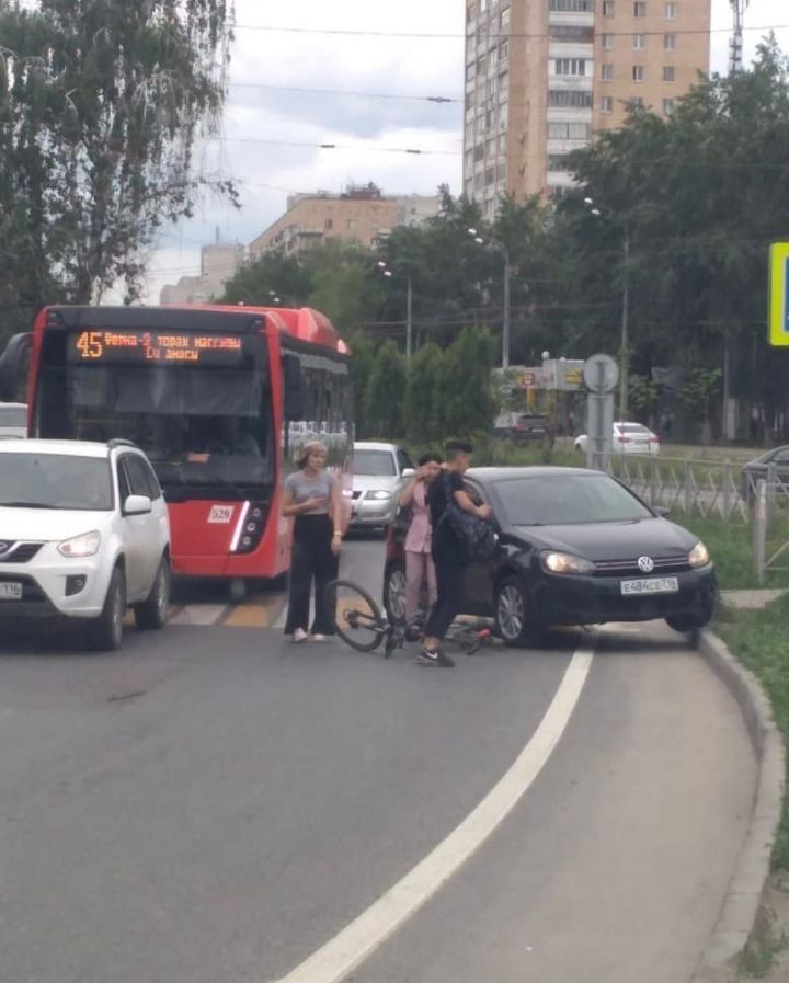 В Казани велосипедист не разъехался с легковушкой