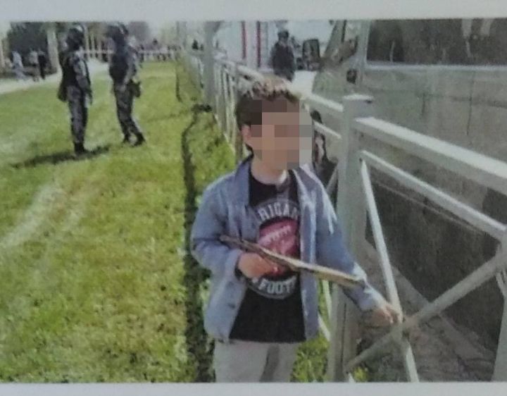 Казанцы обеспокоены поведением первоклассника, который стоял у школы №175 в день трагедии