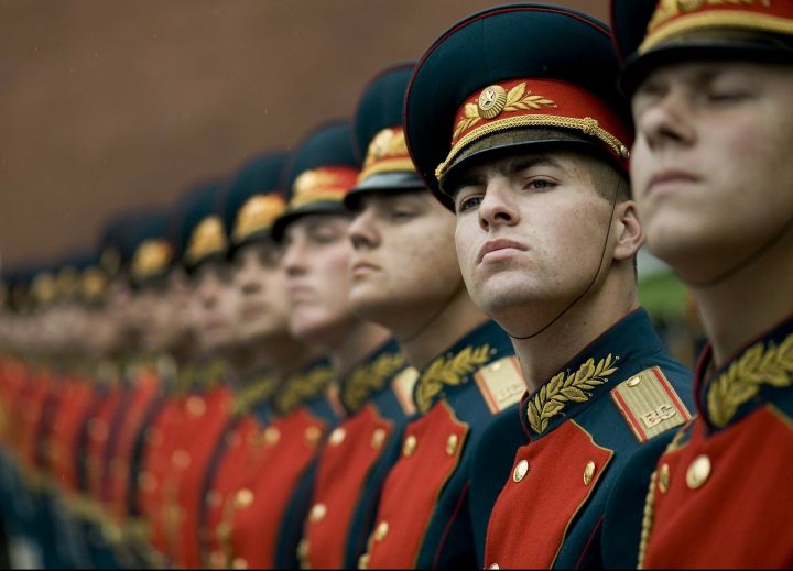 В России с октября повысят оклады военнослужащих