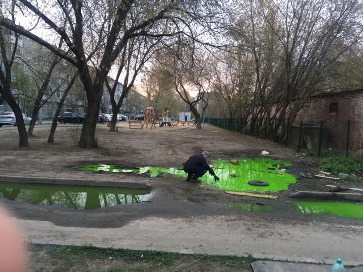 В Казани двор на Фрунзе утонул в зеленых лужах