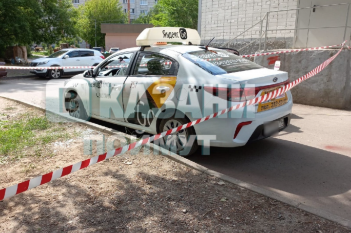 Соцсети: в Казани подростки обстреляли машину такси и ранили водителя