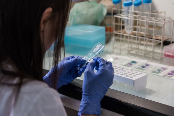 Научный центр Роспотребнадзора проводит клинические испытания препарата «ЭпиВакКорона»
