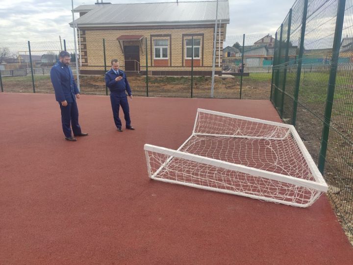 Глава Большекукморского сельского поселения оплатит лечение девочки, на которую упали футбольные ворота