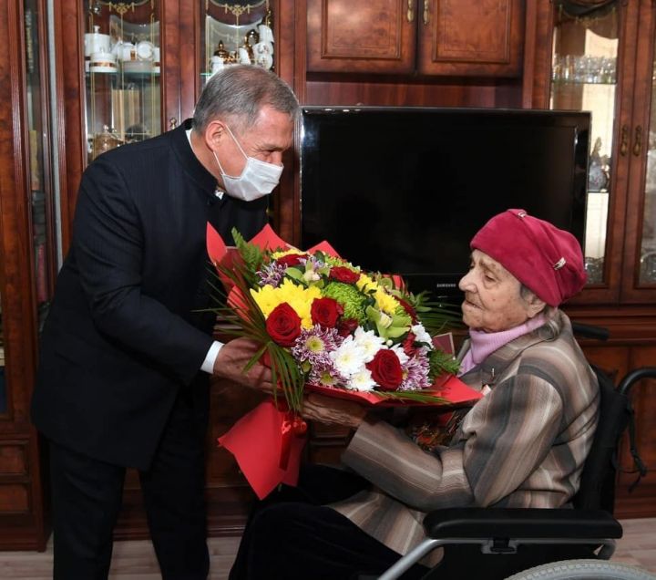 Президент Татарстана поздравил ветерана Великой Отечественной войны