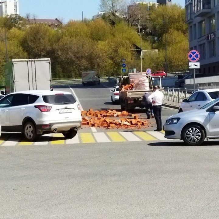 В Казани автомобиль выронил кирпичи на дорогу