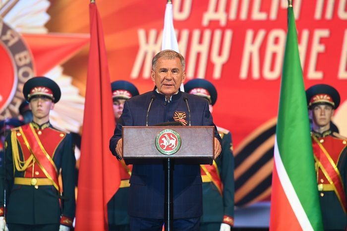 Рустам Минниханов поздравил татарстанцев с Днем Победы