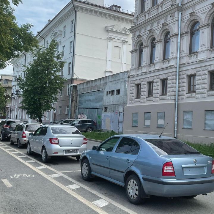 Казанцы пожаловались на водителей, снимающих номера на парковках в центре города