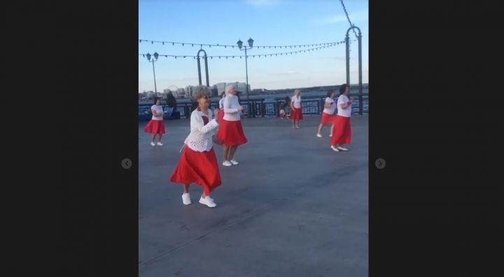 «Энергии больше, чем у молодых»: женщины в красных юбках станцевали на Кремлевской набережной