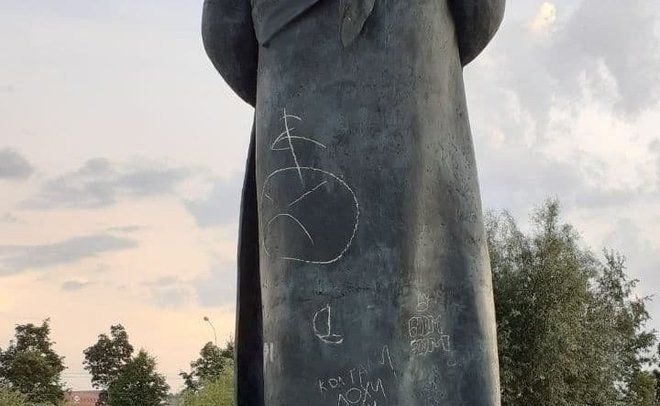 В парке Казани вандалы испортили памятник поэту Кул Гали