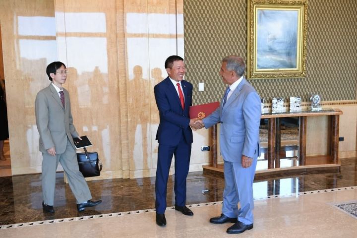 Минниханов встретился с генконсулом Вьетнама в Екатеринбурге Динь Ван Донгом