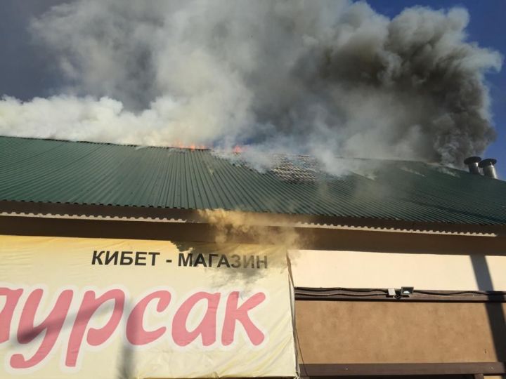 В Альметьевске загорелась кровля здания, в котором располагается пекарни и шашлычная