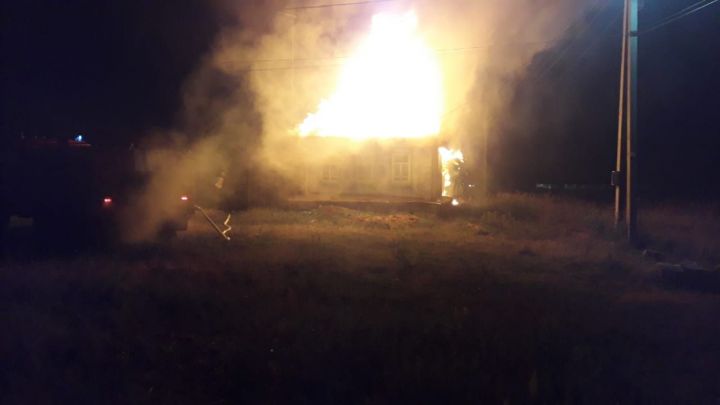 В РТ очевидцы спасли из окна горящего дома мужчину и женщину