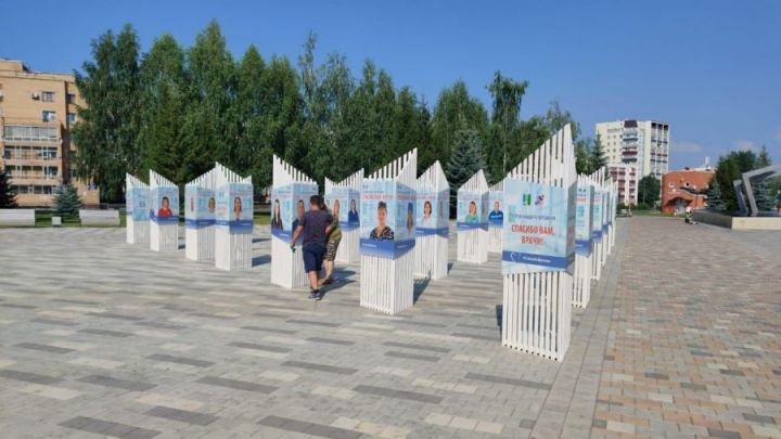 В Нижнекамске пилоны с фотографиями медиков перенесли на площадь Лемаева