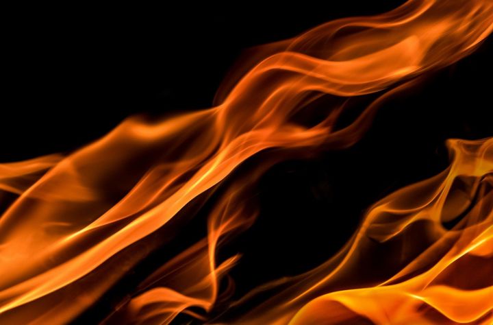 В Елабуге из горящей квартиры пожарные вывели женщину