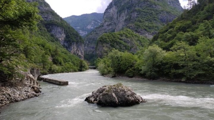 В Абхазии туристка из Татарстана упала в реку и пропала