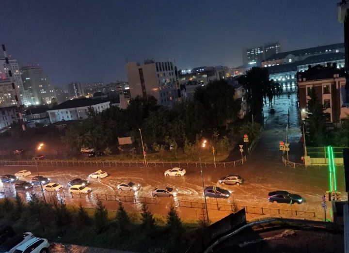 Центр Казани «утонул» из-за забитых мусором ливневок - в мэрии оправдались ремонтными работами на дорогах