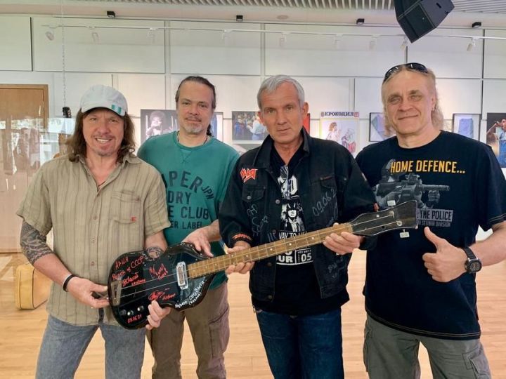 Группа «Ария» подарила казанскому музею раритетную гитару