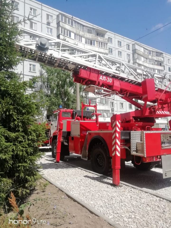 Сотрудники МЧС спасли пенсионерку на пожаре в Казани
