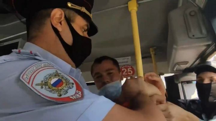 МВД по РТ прокомментировало жесткое задержание пассажира без маски