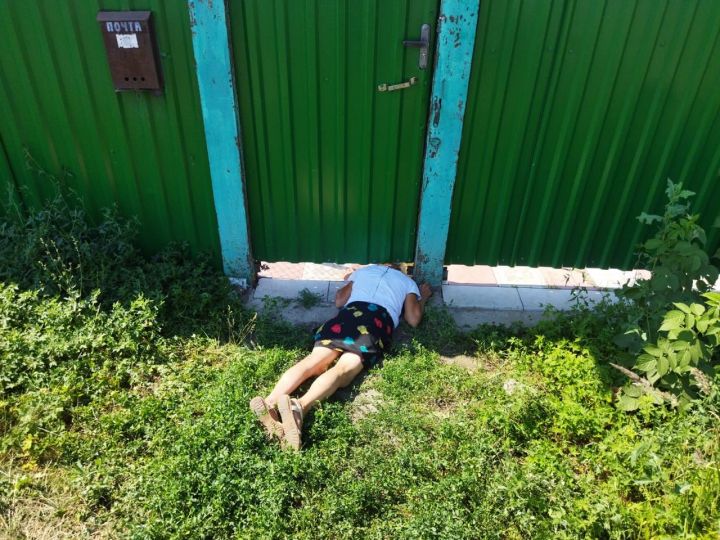В Буинске женщина застряла под воротами