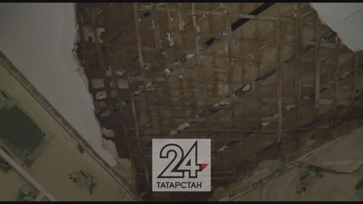 В Казани участница ВОВ живет полгода без света из-за обрушенного потолка