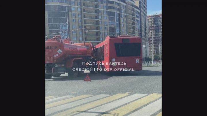В «Солнечном городе» столкнулись автобус и «КамАЗ»