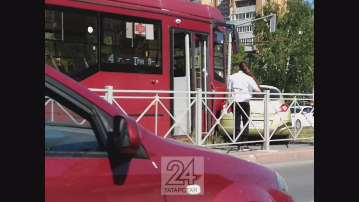 В Казани на  Зорге автомобиль столкнулся с трамваем