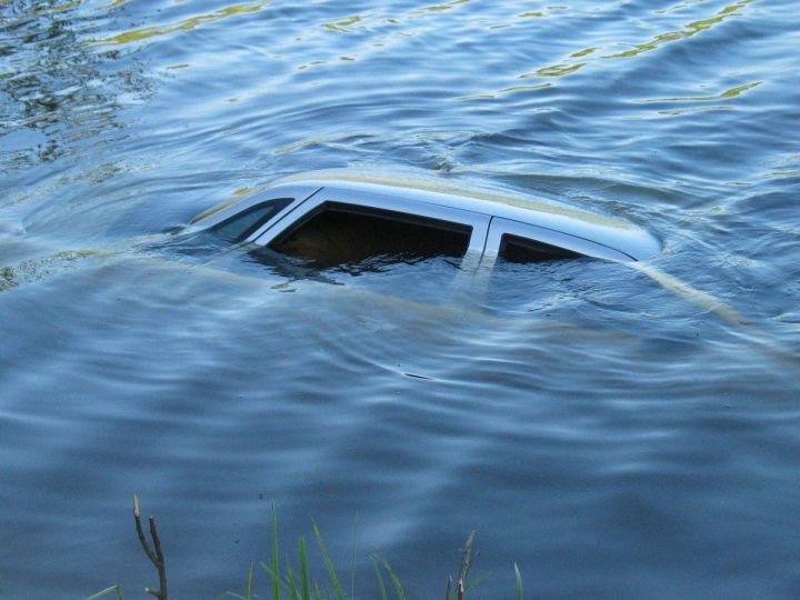 В Татарстане погиб водитель, съехав на машине в реку Челна