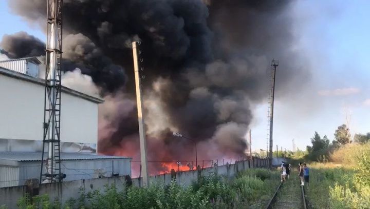 Крупный пожар в промзоне Челнов потушили лишь поздним вечером