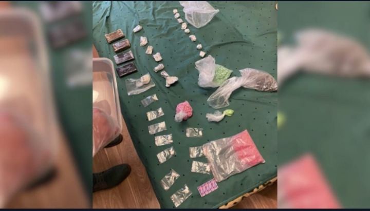В квартире казанца обнаружили килограмм гашиша, кокаина и ЛСД
