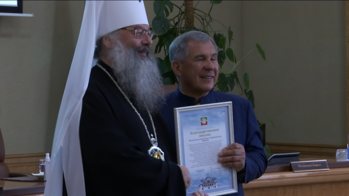 Минниханов вручил награды за вклад в воссоздание собора Казанской иконы Божией Матери