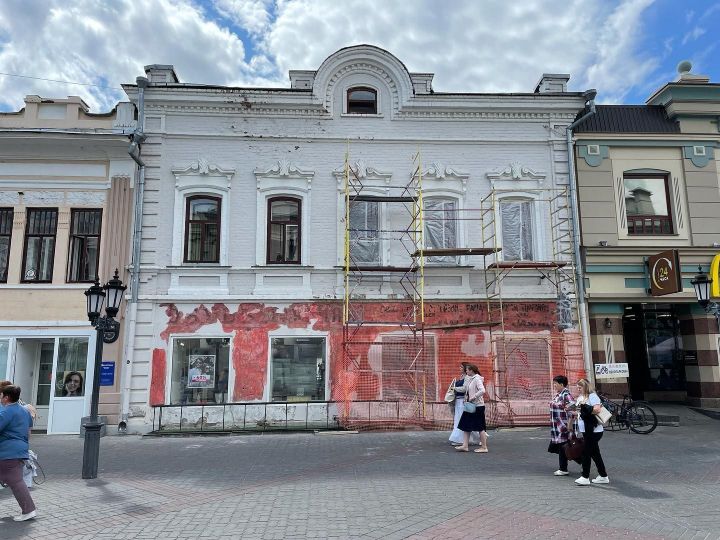 Во время ремонта одного из зданий на улице Баумана в Казани обнаружена старинная вывеска