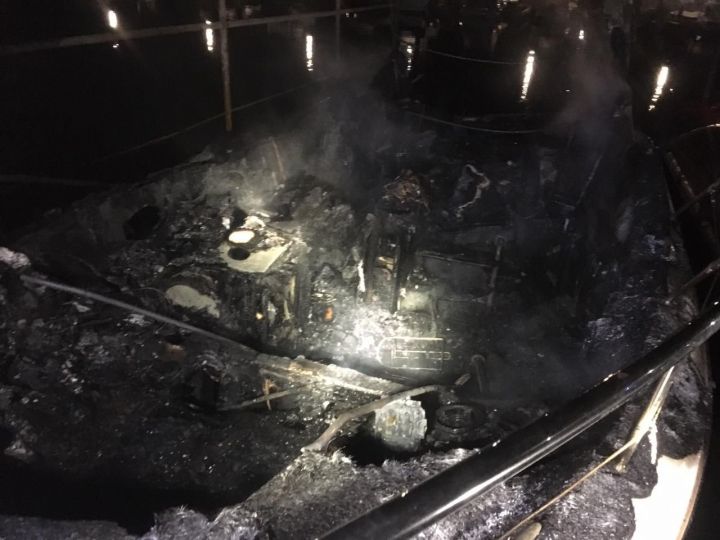 Ночью в Казани на территории яхт-клуба загорелся катер
