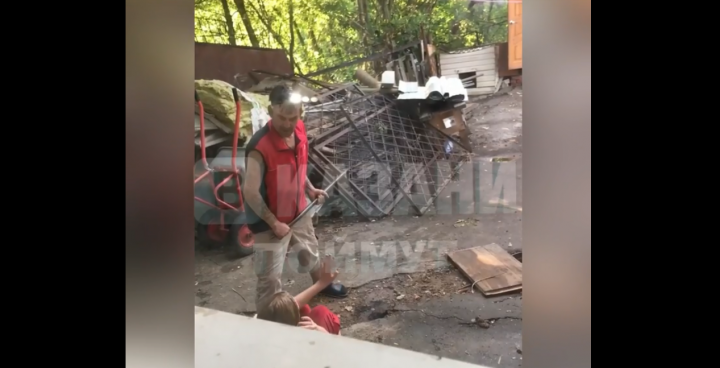 Соцсети: в Дербышках охранник избил женщину железным ломом