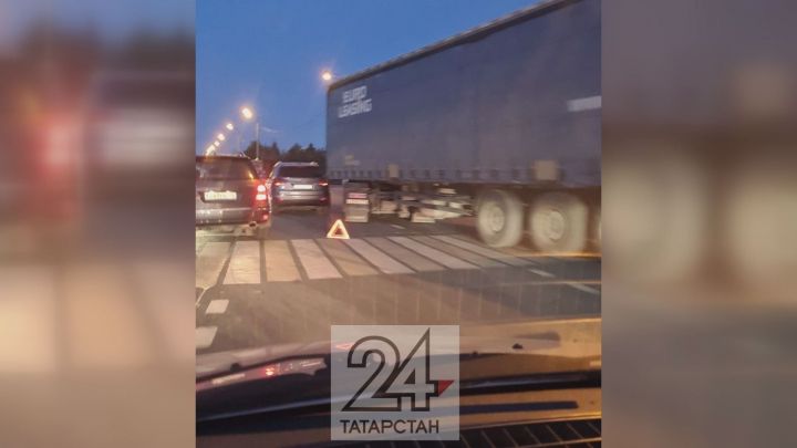 В Казани грузовик столкнулся с легковушкой