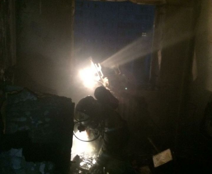 В Челнах спасатели вывели из горящего дома двоих пострадавших
