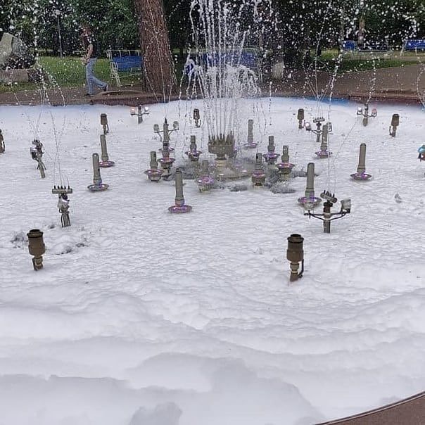 Соцсети: в Чистополе неизвестные залили шампунь в городской фонтан