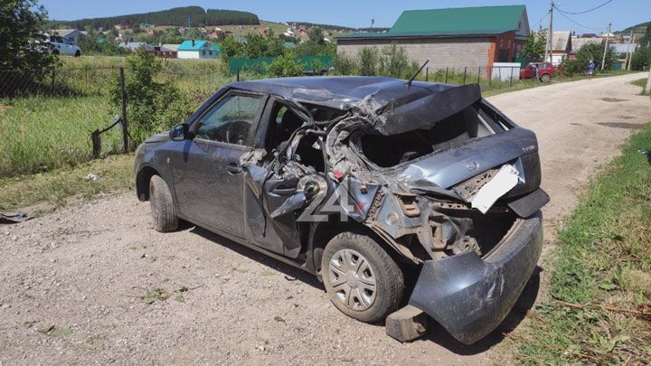 В Кукморском районе «Лада» снесла припаркованное у обочины авто – двое пострадали