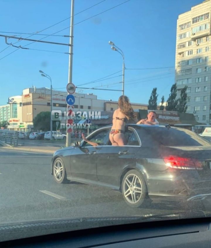«Совсем стыд потеряли!»: в Казани женщина в купальнике высунулась из окна авто во время движения