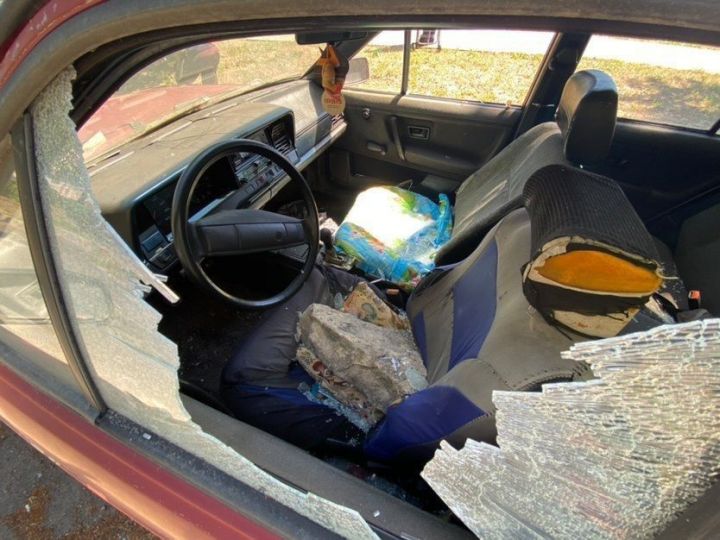 В Набережных Челнах вандалы закидали камнями автомобиль