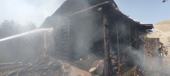В Казани уснувшая женщина погибла во время пожара в доме