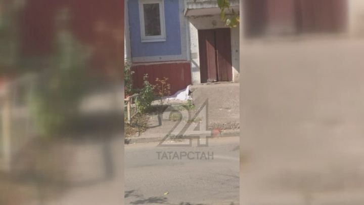 В Казани из окна девятого этажа выпала женщина