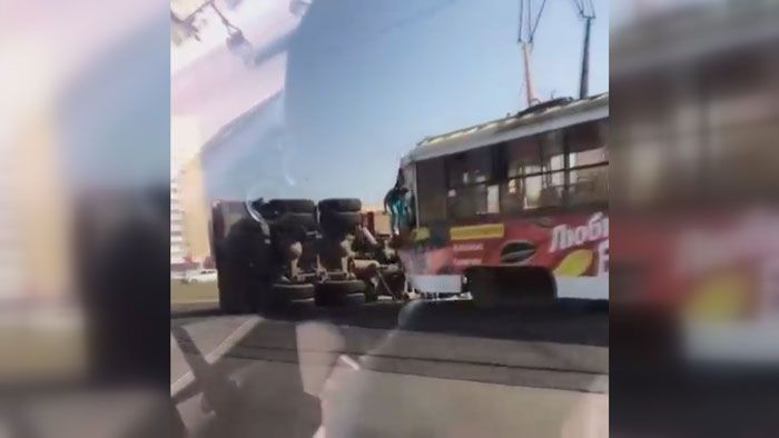 В Челнах «КамАЗ», столкнувшись с трамваем, перевернулся набок